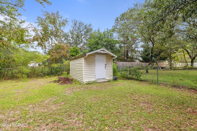 view of yard with a storage shed