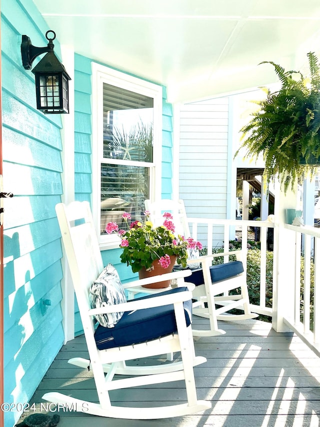 balcony featuring covered porch