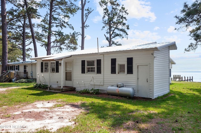 view of front of property with a front yard