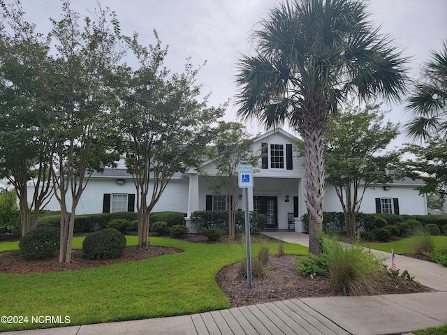 view of front facade featuring a front lawn