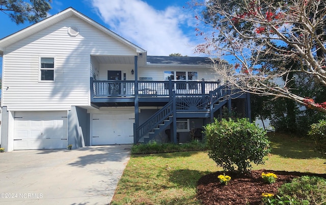 view of front facade featuring a front yard and a garage