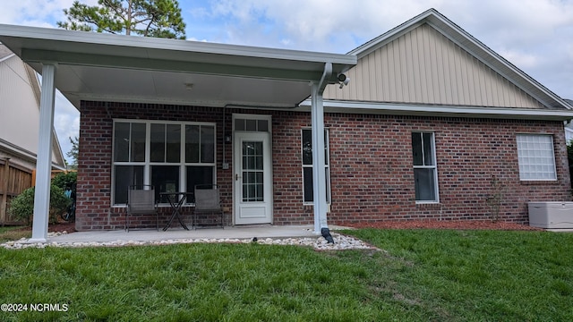 view of front of property featuring a front lawn