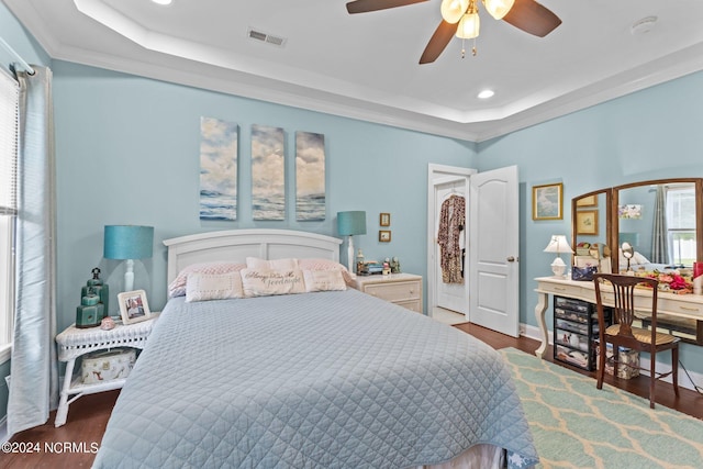 bedroom featuring visible vents, a raised ceiling, a ceiling fan, wood finished floors, and recessed lighting