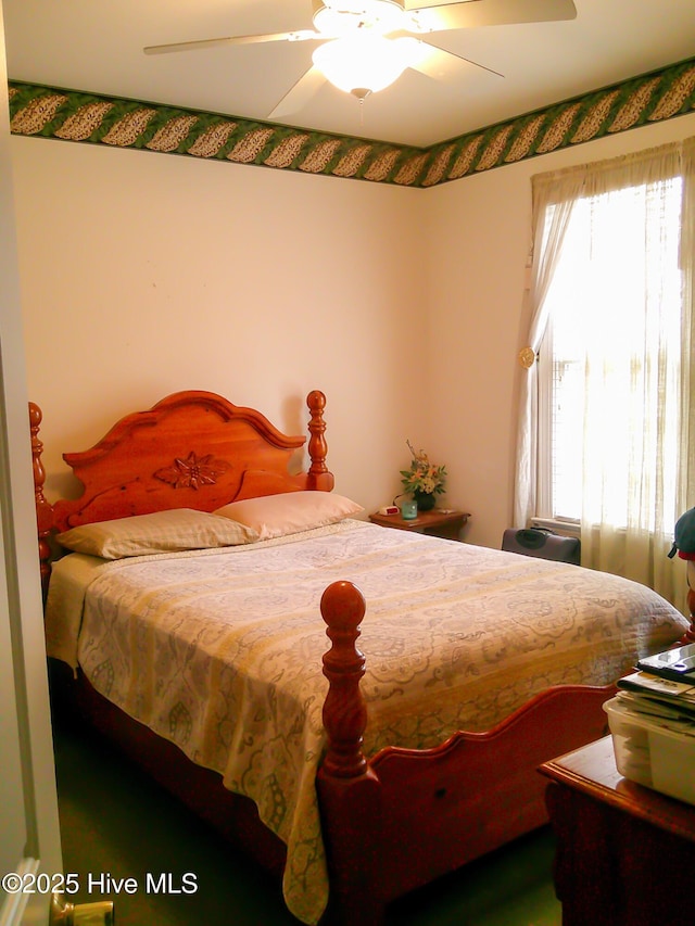 bedroom with ceiling fan