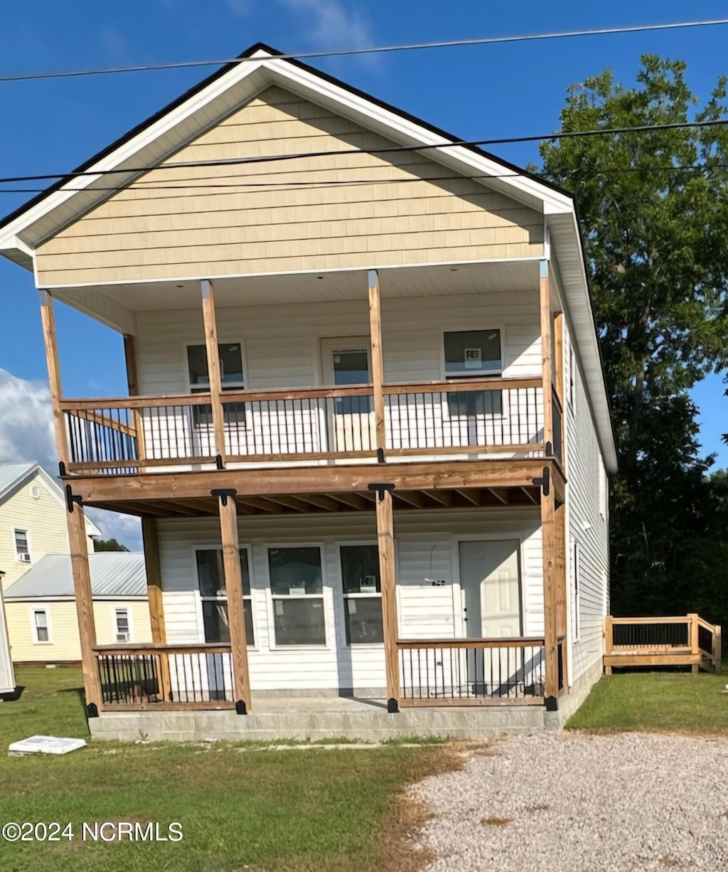 view of front of home with a porch and a front lawn