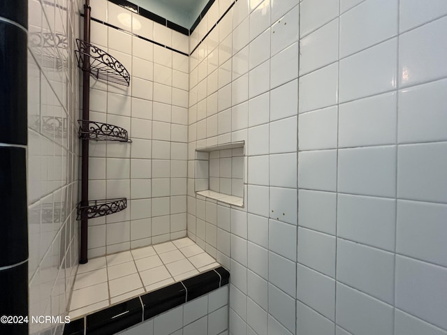 bathroom featuring tiled shower