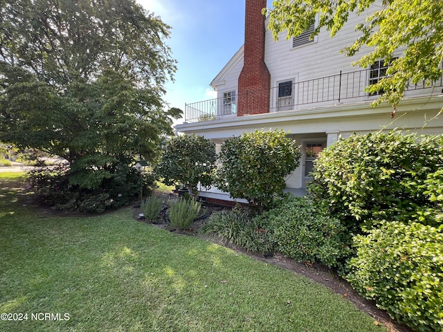 view of yard featuring a balcony