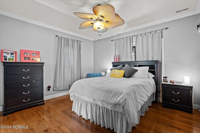 bedroom featuring a textured ceiling, crown molding, ceiling fan, and hardwood / wood-style floors