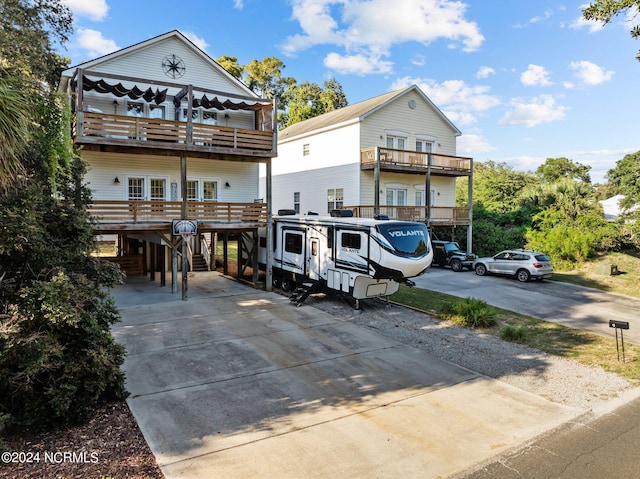 view of front facade with a carport and concrete driveway