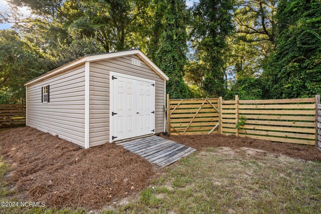 view of outbuilding featuring a lawn