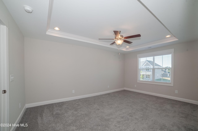 carpeted spare room with a ceiling fan, a tray ceiling, baseboards, and recessed lighting