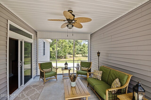 sunroom with ceiling fan