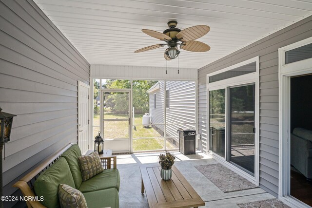 sunroom featuring ceiling fan