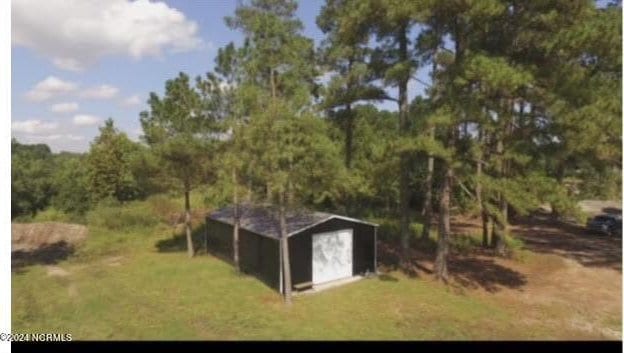 view of yard featuring an outbuilding