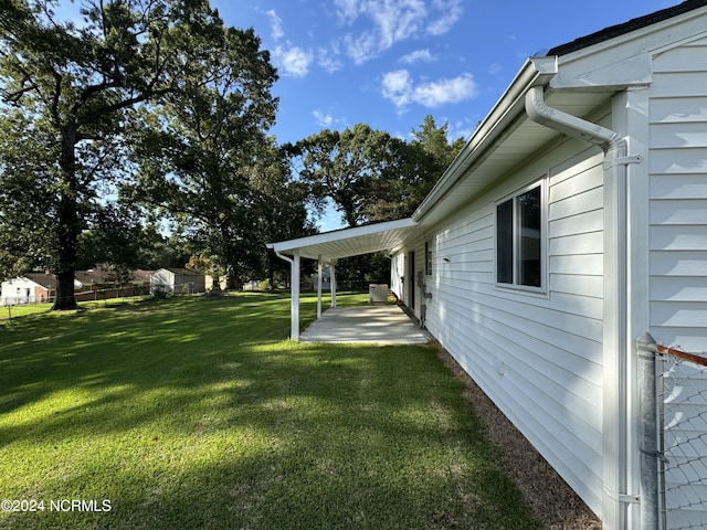 view of yard featuring a patio area