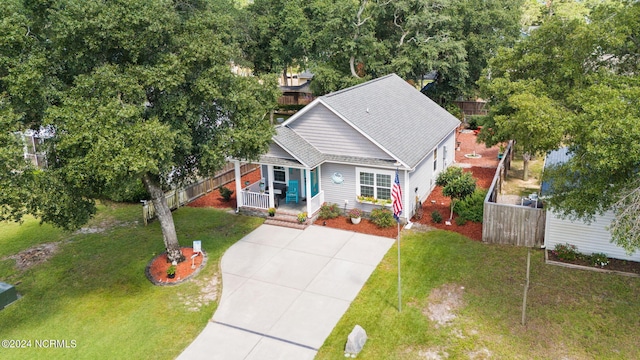 view of front facade featuring a porch and a front lawn