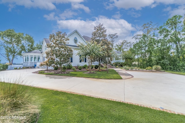 view of front of home featuring a front lawn