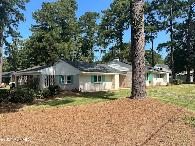 single story home featuring a front yard