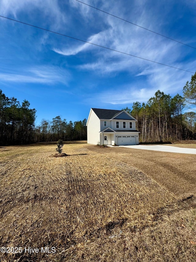 view of front facade featuring an attached garage and driveway