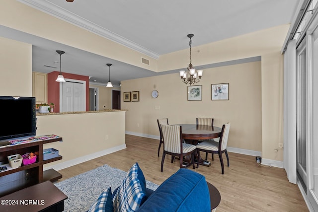 dining area featuring visible vents, crown molding, light wood-style flooring, and baseboards