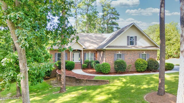 view of front of house featuring a front yard