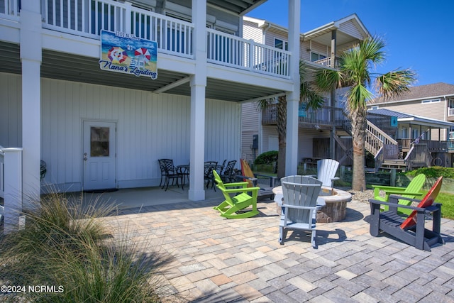 view of patio featuring a fire pit