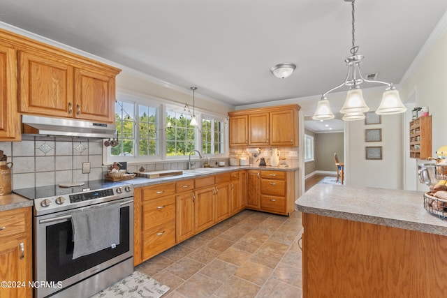 kitchen with tasteful backsplash, sink, stainless steel range with electric cooktop, decorative light fixtures, and crown molding