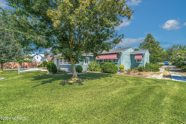 view of front of home with a front lawn