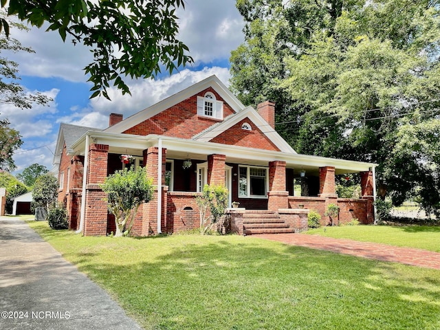 view of front facade featuring a porch and a front lawn