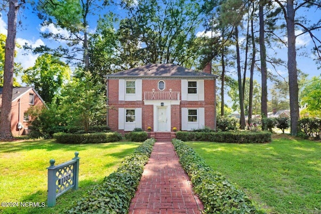 view of front of property with a front lawn