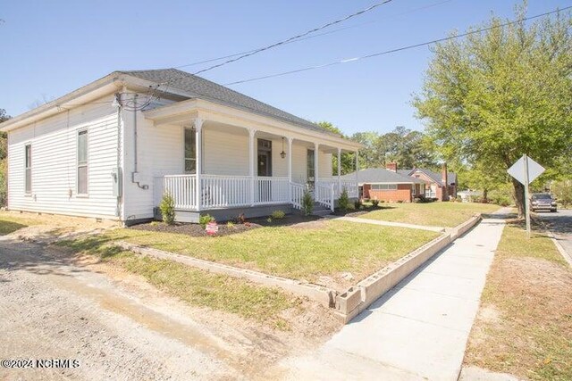 view of front of home featuring a front lawn and covered porch