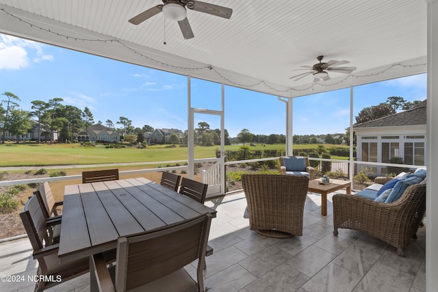 sunroom with ceiling fan