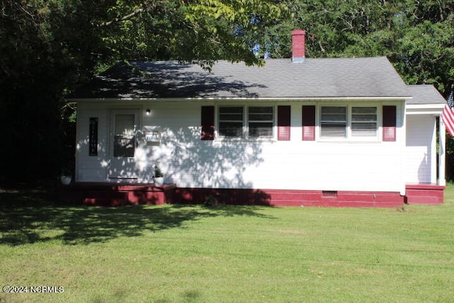 view of front of home with a front lawn