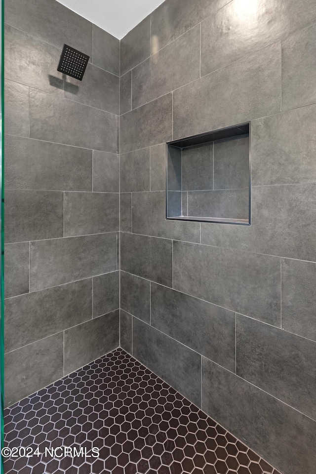 bathroom featuring tiled shower