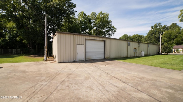 view of outbuilding with driveway and an outbuilding