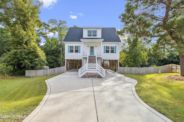 view of front of house with a front lawn and covered porch