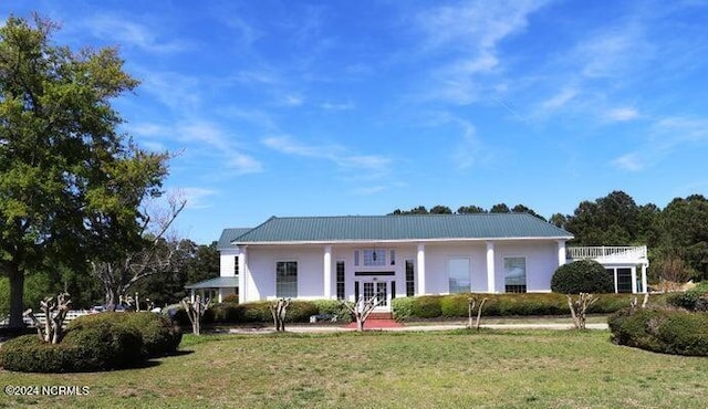 view of front of home featuring a front yard and a porch