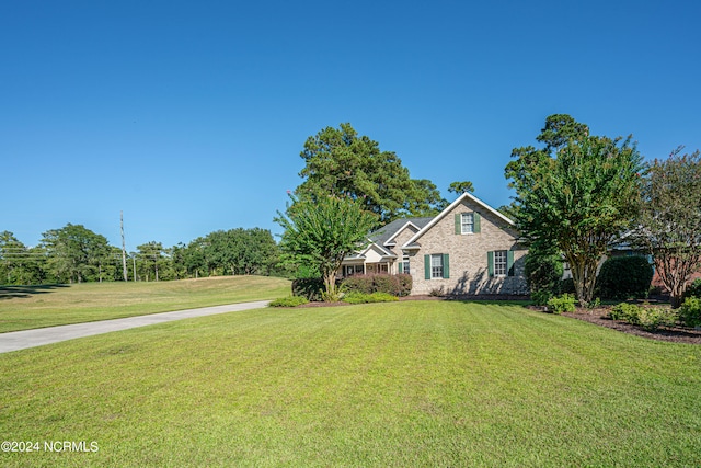 view of front of home featuring a front yard