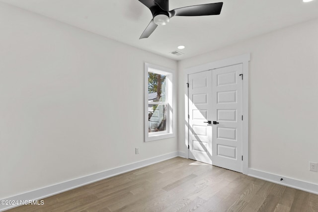 entryway with a ceiling fan, baseboards, visible vents, and light wood-style floors