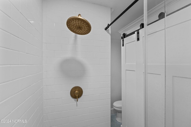 bathroom with toilet and tiled shower