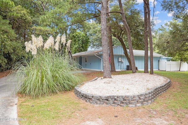 view of front of home with a front lawn