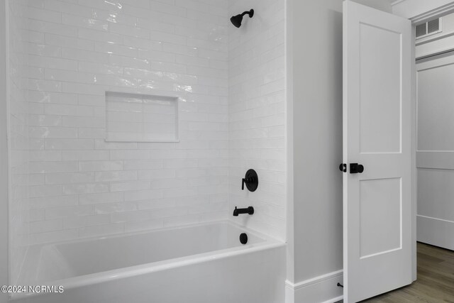 bathroom featuring tiled shower / bath and hardwood / wood-style floors