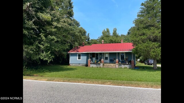 view of front of house featuring a porch and a front yard