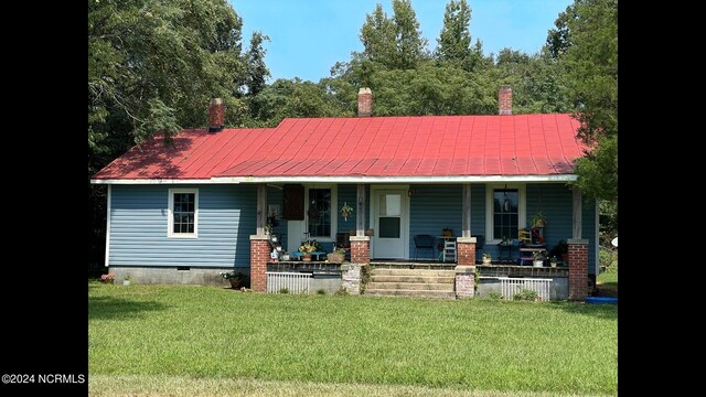 view of front facade with covered porch and a front lawn