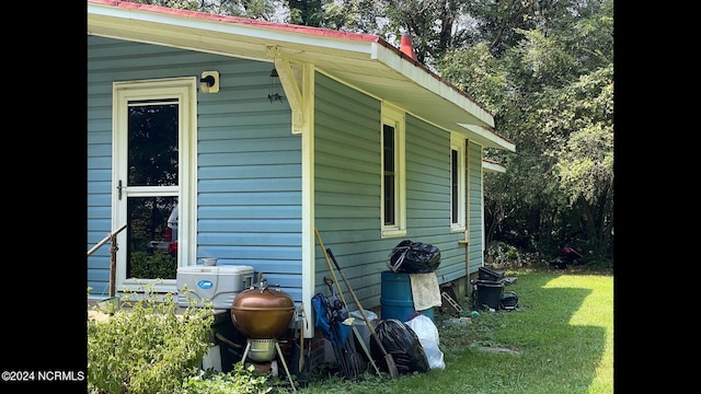 view of side of property featuring a yard