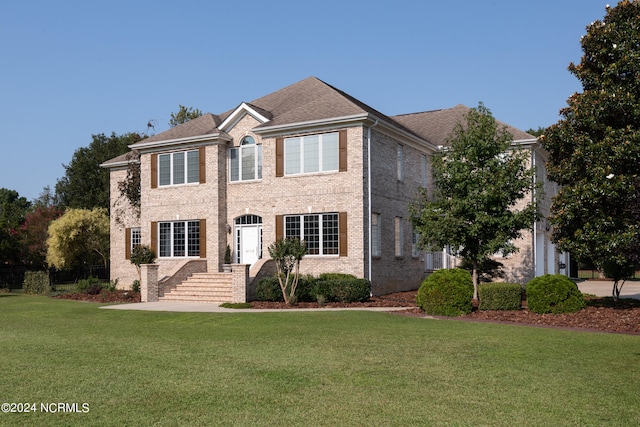 view of front facade featuring a front lawn