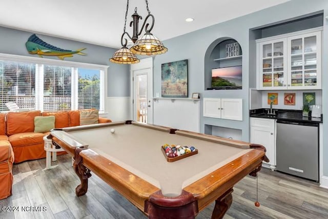 playroom featuring built in features, indoor wet bar, wood finished floors, and recessed lighting