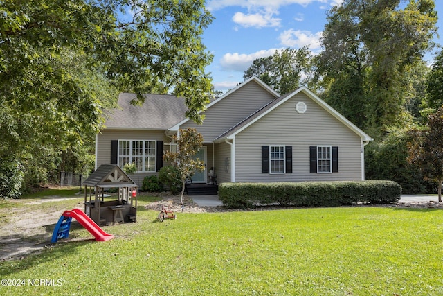 view of front facade featuring a front lawn