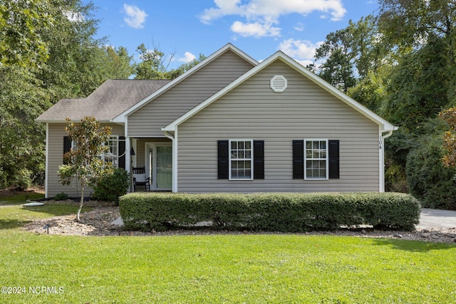 view of front of property featuring a front lawn and covered porch