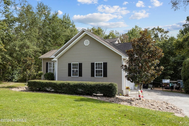 view of side of property featuring a yard